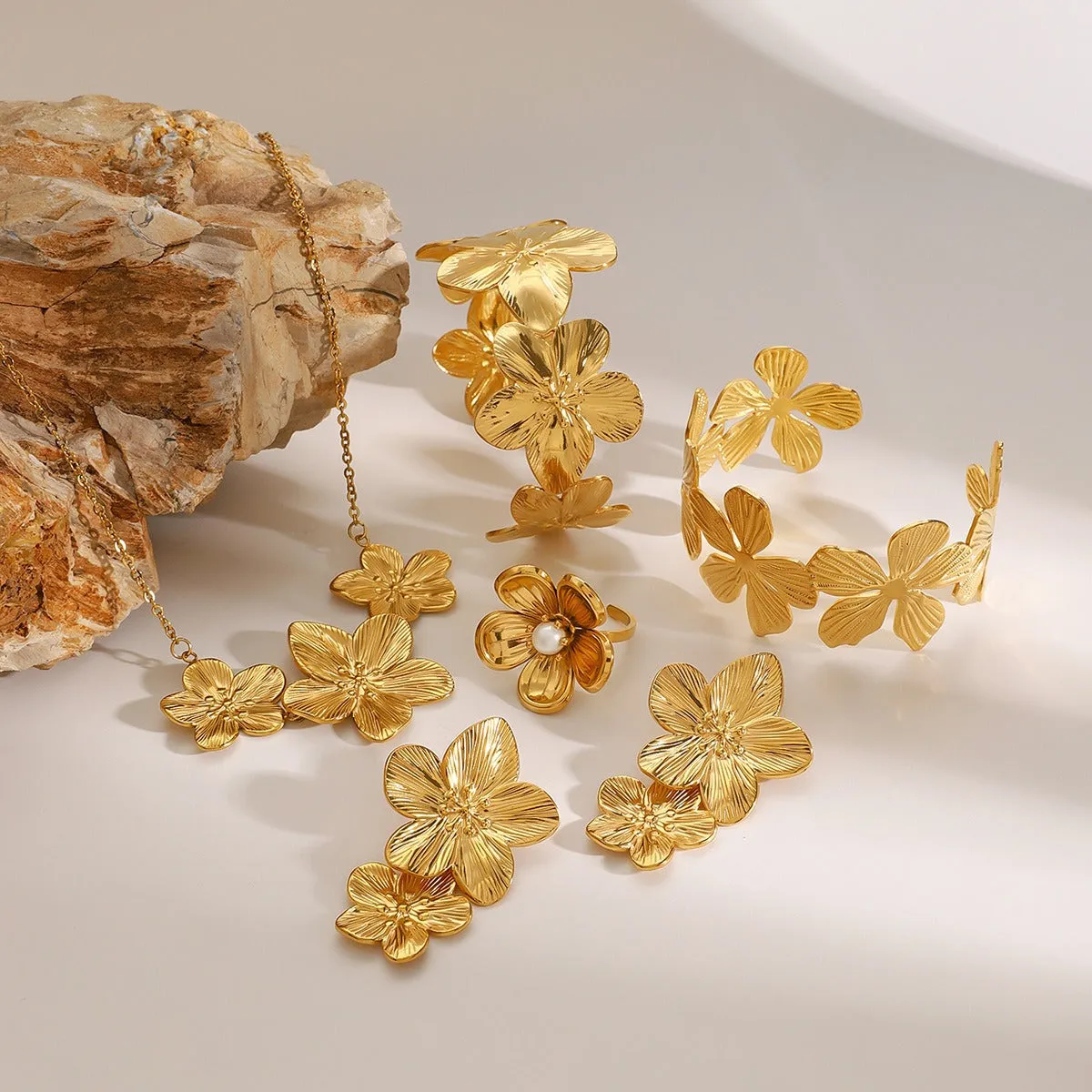 18K gold flower-shaped design luxury necklace, bracelet, earrings and ring set