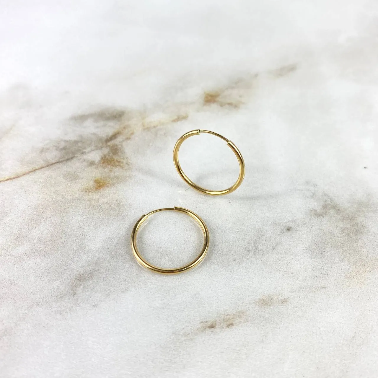 18K Yellow Gold Wheel Smooth Hoop Earrings 0.75gr / 0.59in